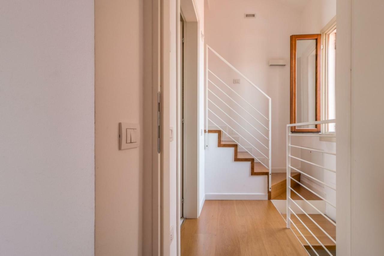 Carmini Canal View And Balcony With Lift Apartamento Veneza