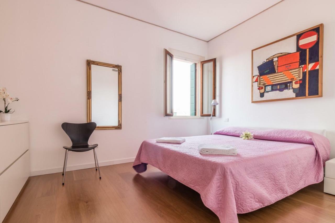 Carmini Canal View And Balcony With Lift Apartamento